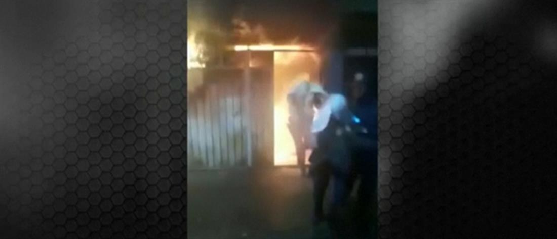 Μεξικό: Αστυνομικοί μπήκαν στη φωτιά κι έσωσαν ηλικιωμένους (βίντεο)