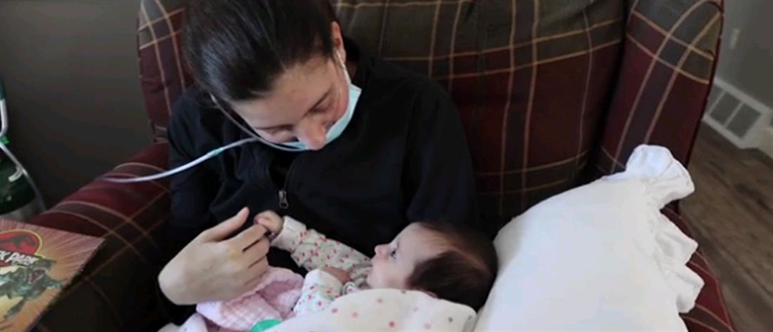 Ξύπνησε από κώμα και γνώρισε το νεογέννητο μωρό της (βίντεο)