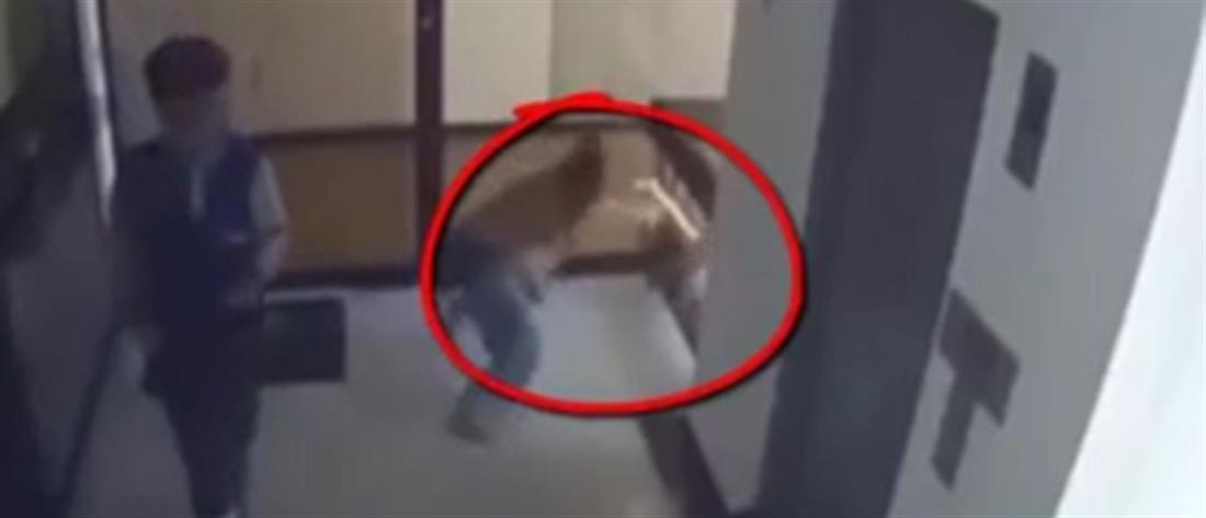 Βίντεο-σοκ: Μητέρα άρπαξε το παιδί την πριν πέσει από τον 4ο όροφο
