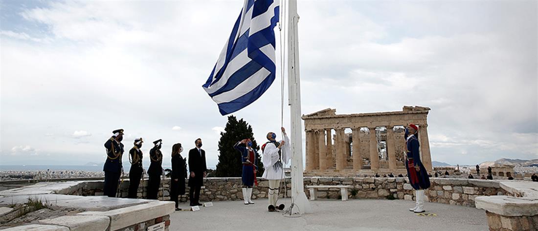 25η Μαρτίου: η έπαρση της σημαίας στην Ακρόπολη - εντυπωσιακές εικόνες