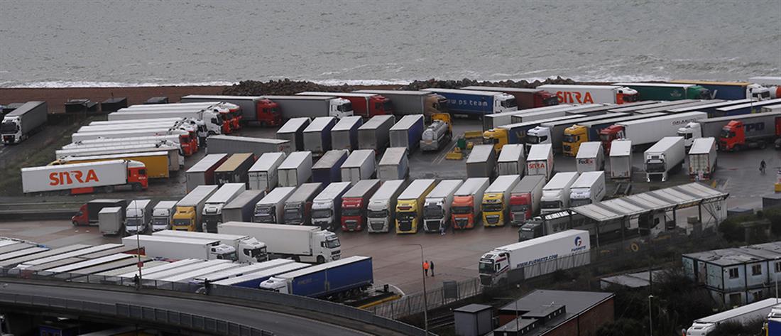 Εκατοντάδες φορτηγά στα σύνορα Αγγλίας – Γαλλίας (εικόνες)