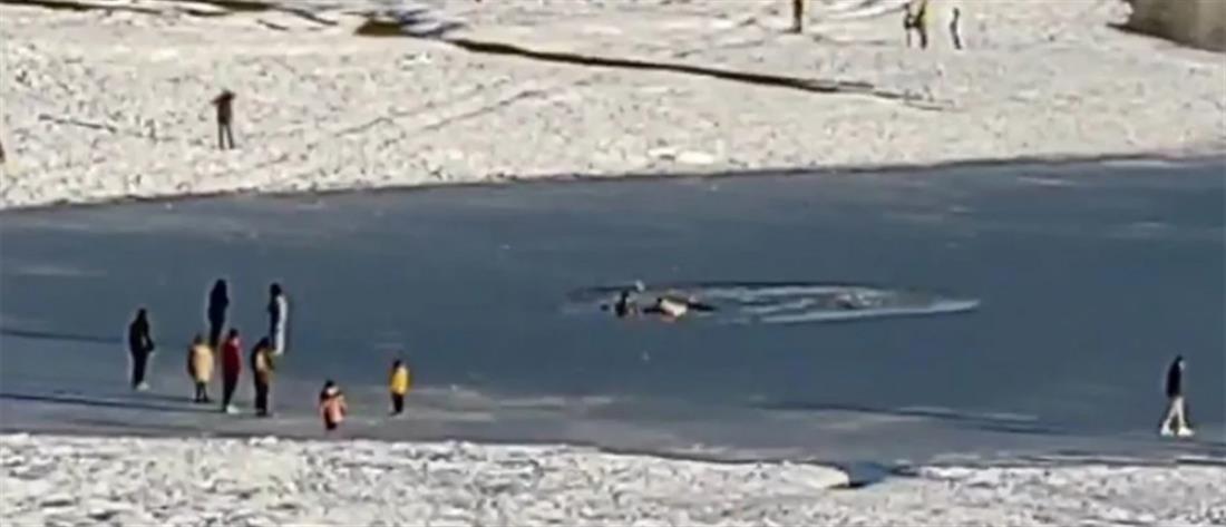 Λίμνη Πλαστήρα: Έσπασε ο πάγος και οι επισκέπτες βρέθηκαν στο νερό (βίντεο)