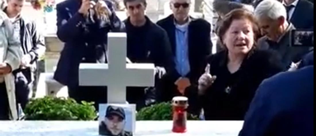 Κωνσταντίνος Κατσίφας: Η συγκίνηση στο ετήσιο μνημόσυνο και το ξέσπασμα της μητέρας του (βίντεο)