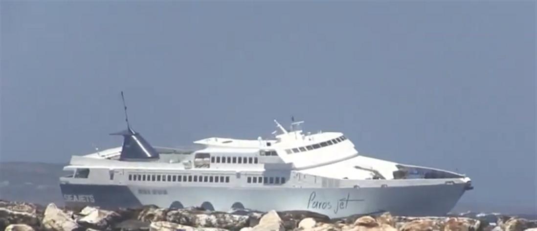 Πλοίο “παλεύει” με τα κύματα στο λιμάνι της Νάξου (βίντεο)
