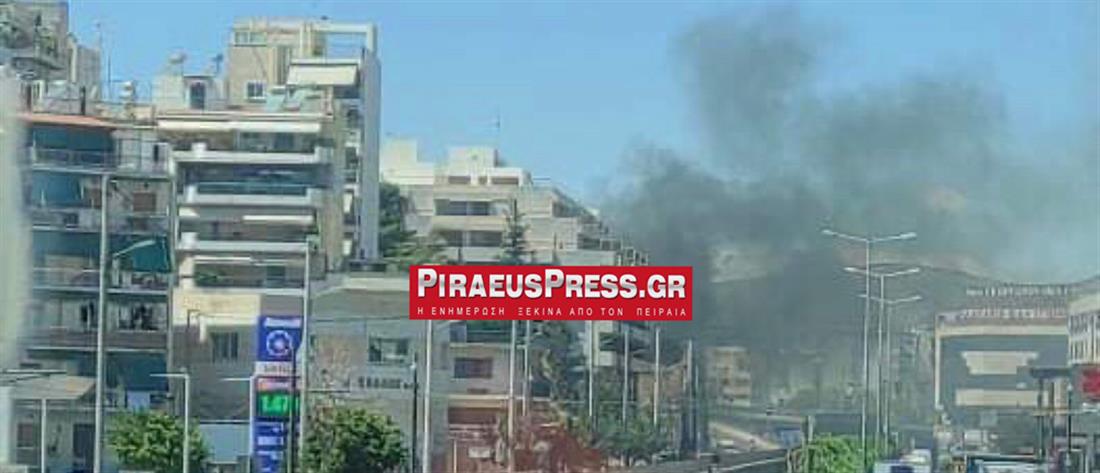 Πειραιάς: Φωτιά σε εγκαταλελειμμένο κτήριο (εικόνες)