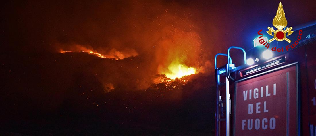 Φωτιές: Καίγεται η Σικελία, κάτοικοι εγκαταλείπουν τα σπίτια τους
