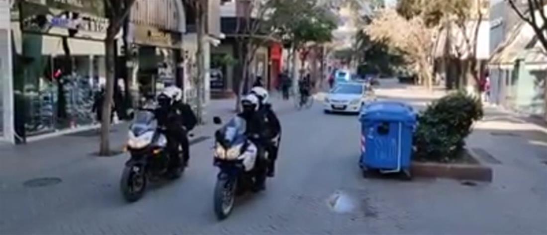 Κορονοϊός: Αστυνομικοί δίνουν οδηγίες στους πολίτες με μεγάφωνα (βίντεο)