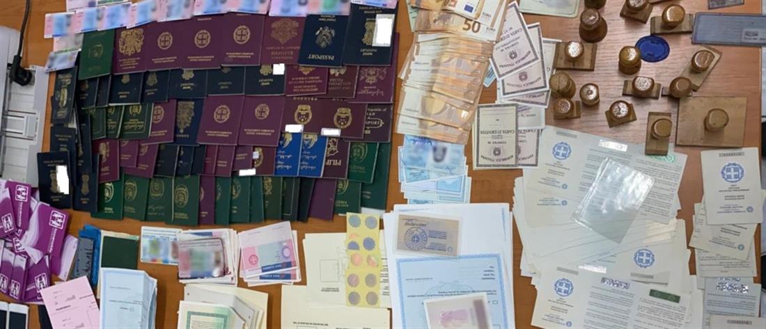 Εξάρχεια: Εντοπίστηκε εργαστήριο για πλαστά διαβατήρια και ταυτότητες (εικόνες)