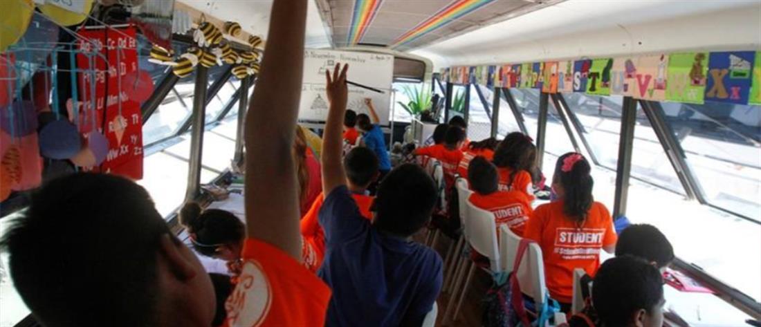 Λεωφορείο έγινε σχολείο στα σύνορα Μεξικό – ΗΠΑ (βίντεο)