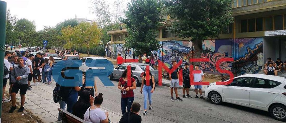 Θεσσαλονίκη: καθηγητής έβγαλε έξω μαθήτρια γιατί δεν φορούσε μάσκα (εικόνες)