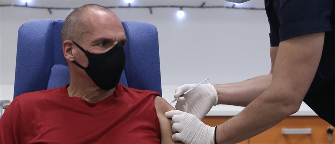 Εμβολιάστηκε ο Βαρουφάκης: “το εμβόλιο μόνο του δεν αρκεί για την απελευθέρωση”