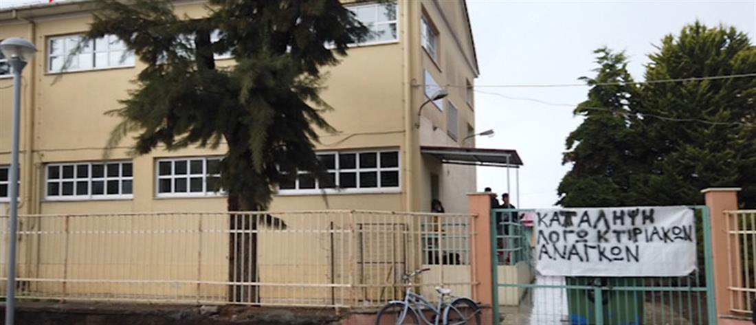 Μεσολόγγι: Κατάληψη σε Γυμνάσιο για κτήριο που “μπάζει νερά” (βίντεο)