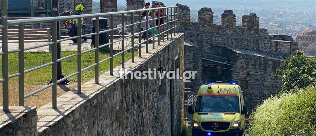 Θεσσαλονίκη: Νεαρός έπεσε από τα κάστρα (εικόνες)