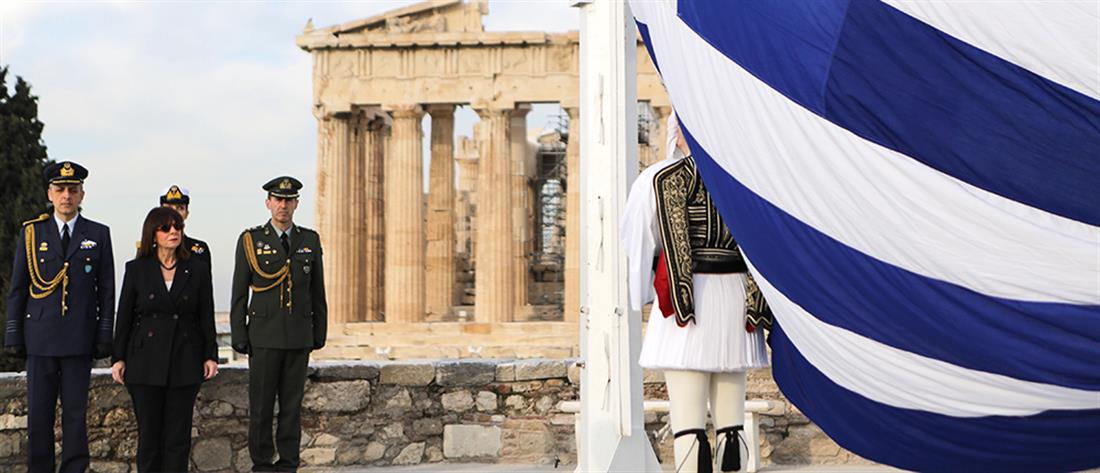Στην τελετή έπαρσης της ελληνικής σημαίας στην Ακρόπολη η Κατερίνα Σακελλαροπούλου (εικόνες)