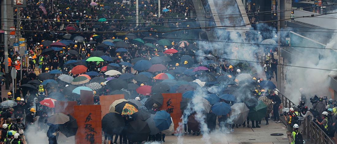 Χονγκ Κονγκ: Σπρέι πιπεριού και δακρυγόνα κατά χιλιάδων διαδηλωτών (βίντεο)