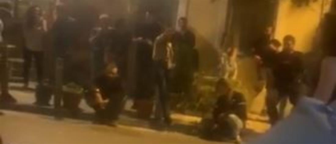 Αντιεξουσιαστές έξω από ταβέρνα που έτρωγε ο Κώστας Μπακογιάννης (βίντεο)