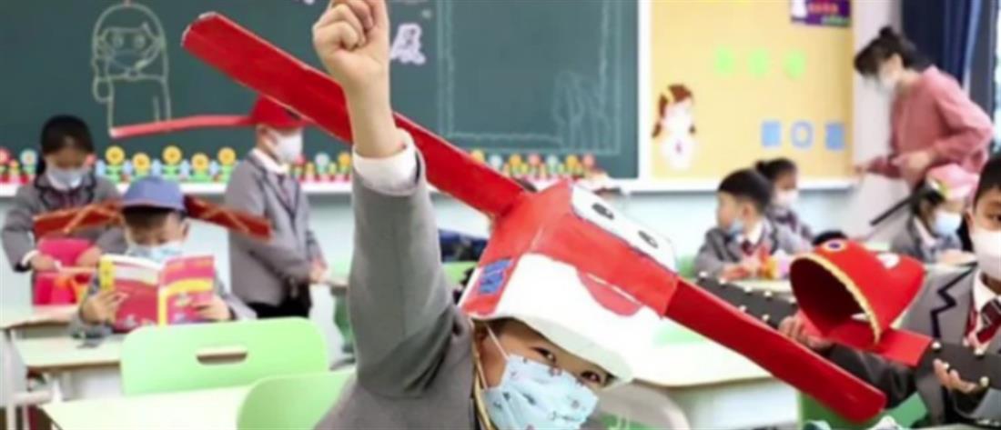 Με ιδιαίτερα... καπέλα κρατούν αποστάσεις οι μαθητές στην Κίνα 