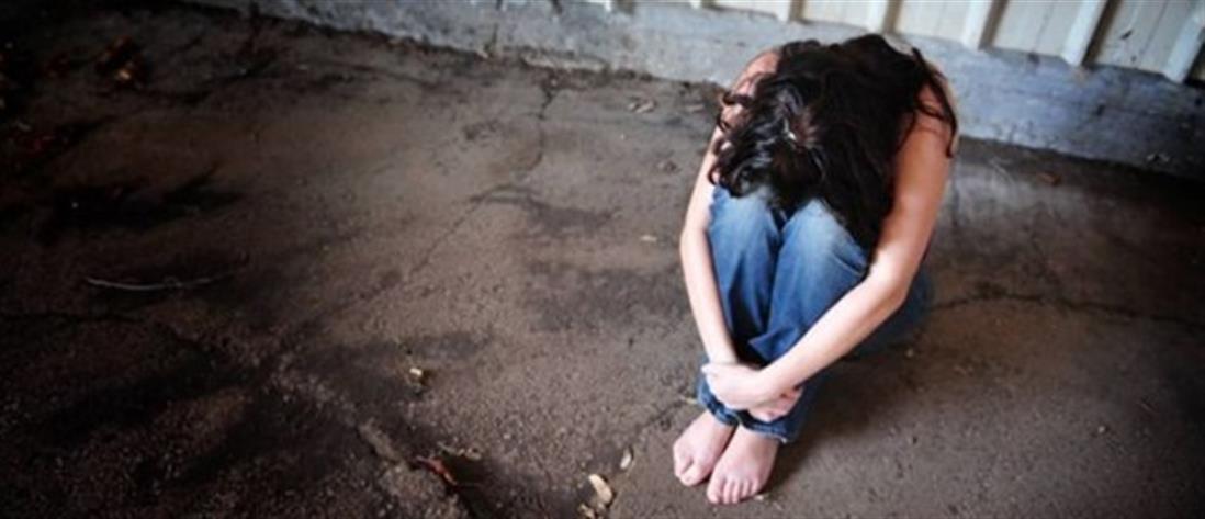 Γυναίκα και άνδρας κάθονται στο εδώλιο για βιασμό 10χρονης