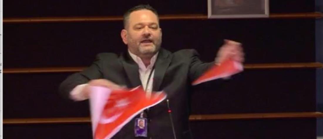 Ο Λαγός έσκισε τουρκική σημαία και ξεσήκωσε “θύελλα” αντιδράσεων (εικόνες)