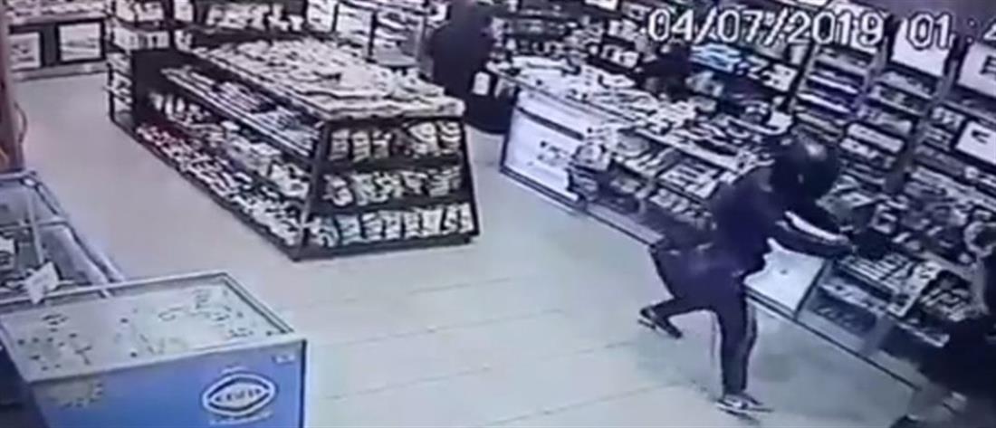 Βίντεο - σοκ: “Ντου” ληστών σε κατάστημα - Λιποθύμησε πελάτισσα