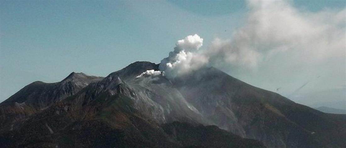 Καρέ - καρέ η έκρηξη ηφαιστείου στο νησί Σατσουμάγιο
