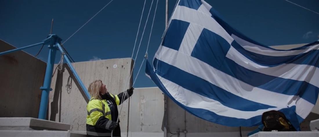 Γέφυρα Ρίου-Αντιρρίου: 4 γυναίκες ύψωσαν τη σημαία στους πυλώνες (βίντεο)