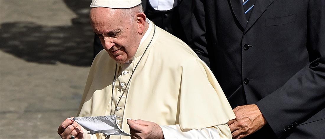 Πρώτη φορά με μάσκα ο Πάπας (εικόνες)