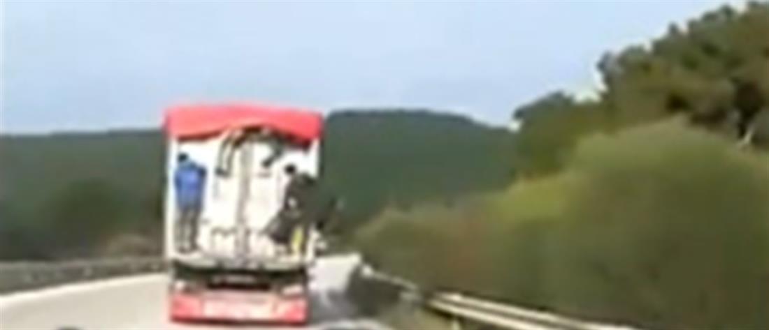 Βίντεο σοκ: μετανάστες “ξεπηδούν” από φορτηγό εν κινήσει