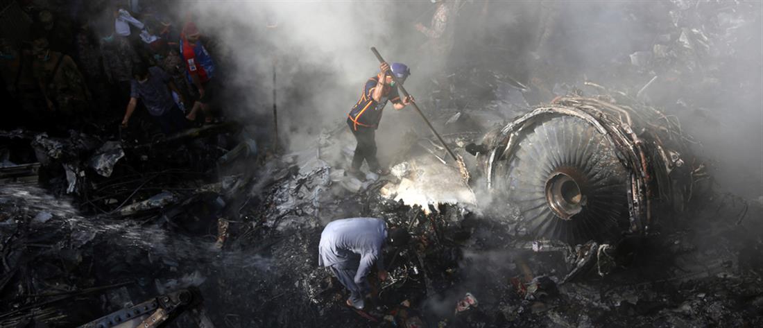 Πακιστάν: δύο επιζώντες από την πτώση αεροσκάφους (εικόνες)