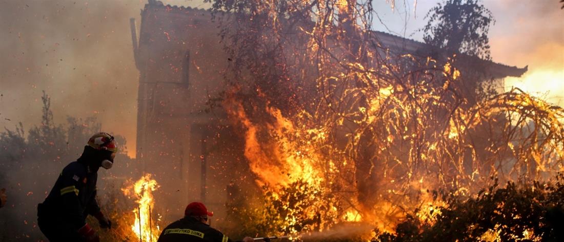 Εύβοια: Εκκένωση χωριών και εικόνες αποκάλυψης από τη φωτιά