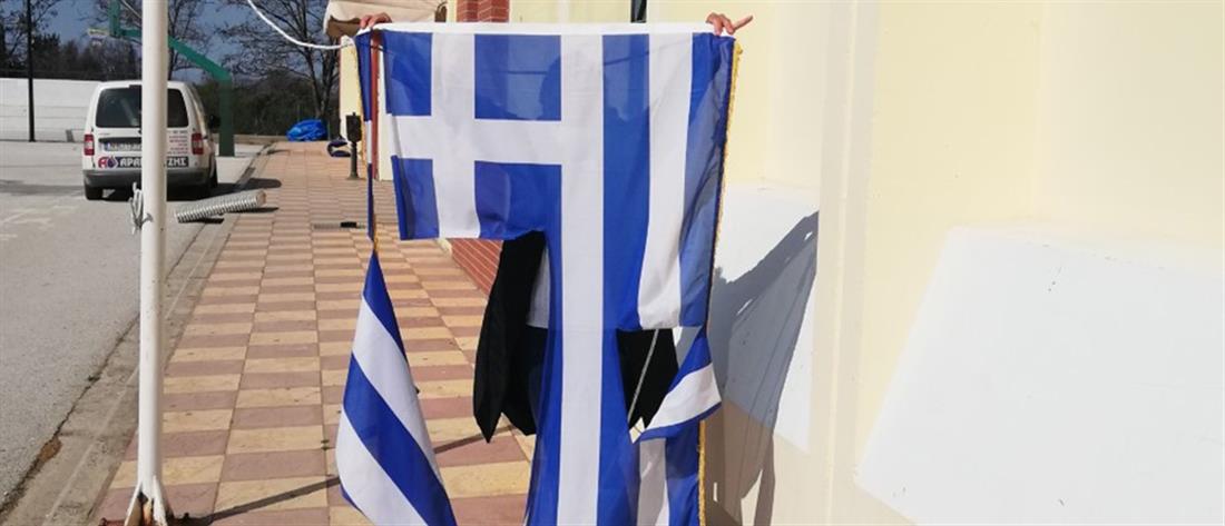 Θεσσαλονίκη: Μαθητές έσκισαν την ελληνική σημαία σε σχολείο