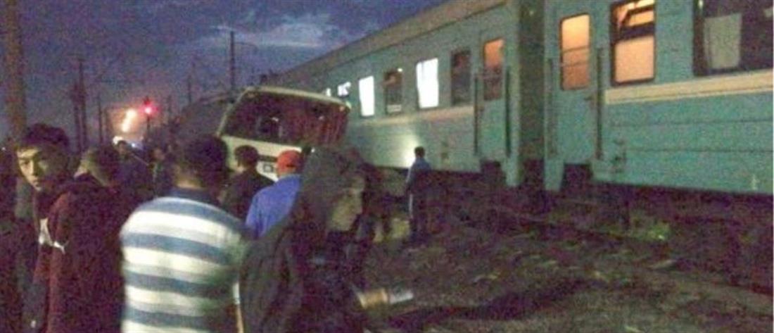 Συγκλονιστικό βίντεο: Τρένο συγκρούεται με πούλμαν και αυτοκίνητα