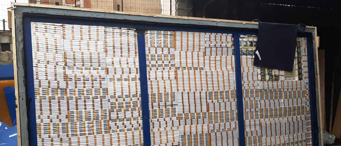 Εντοπίστηκε αποθήκη με χιλιάδες λαθραία τσιγάρα (εικόνες)