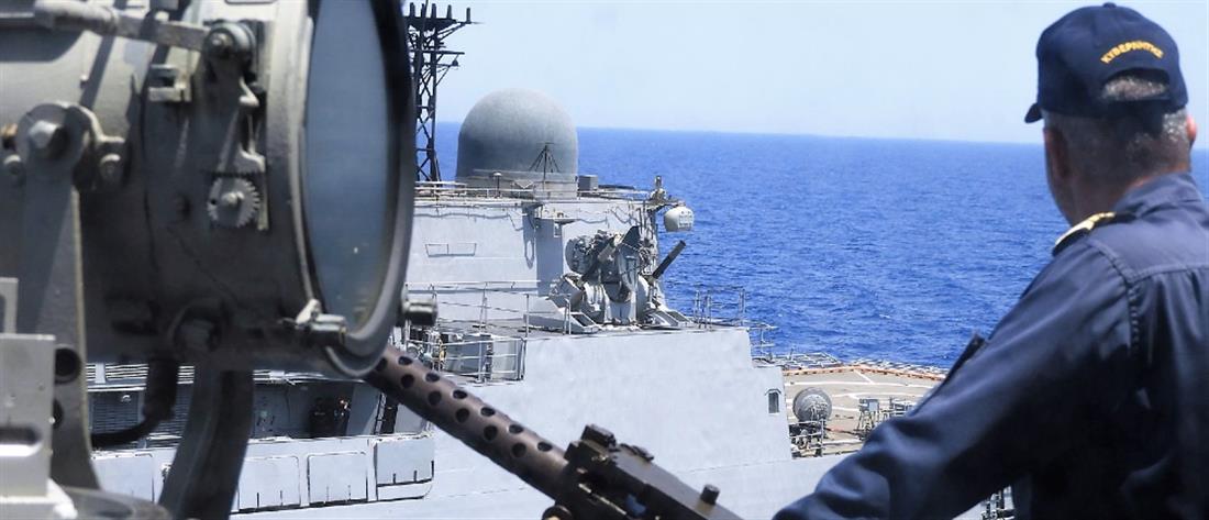 Πολεμικό Ναυτικό: Ινδική φρεγάτα στην Κρήτη (εικόνες)