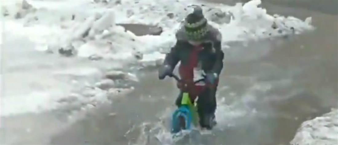 Αγοράκι κάνει ποδήλατο σε πλημμυρισμένο δρόμο (βίντεο)