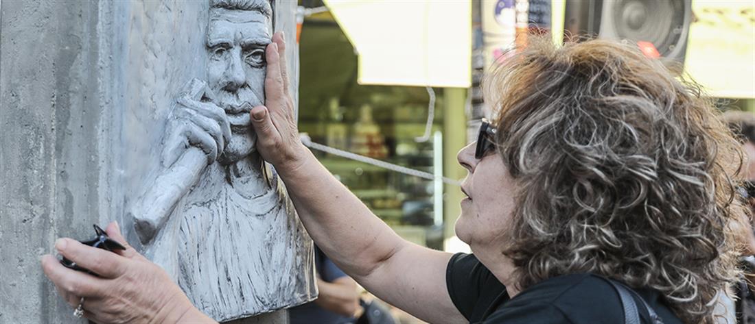 Παύλος Φύσσας: Με δάκρυα στα μάτια η Μάγδα Φύσσα στο μνημείο του γιου της (εικόνες)