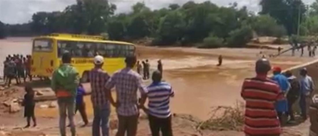 Κένυα: δεκάδες νεκροί σε λεωφορείο που παρέσυρε χείμαρρος (βίντεο)
