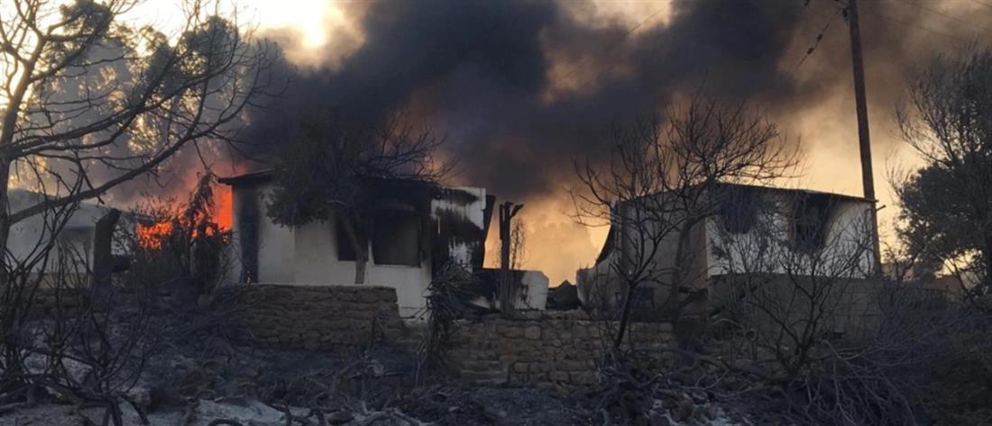 Φωτιά στην Ρόδο: Τρία μέτωπα απειλούν σπίτια και ξενοδοχεία (εικόνες)