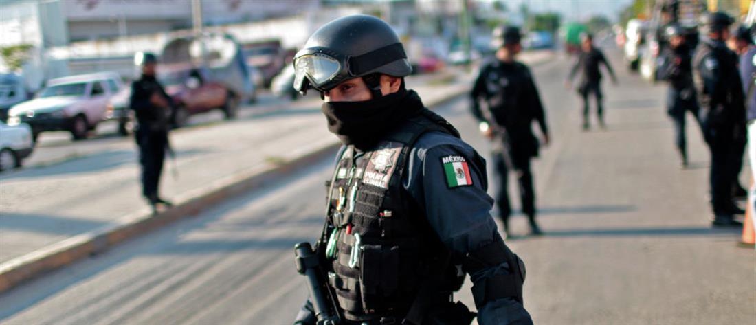 Φρίκη: Ημίγυμνα πτώματα κρεμασμένα σε γέφυρα στο Μεξικό (εικόνα)
