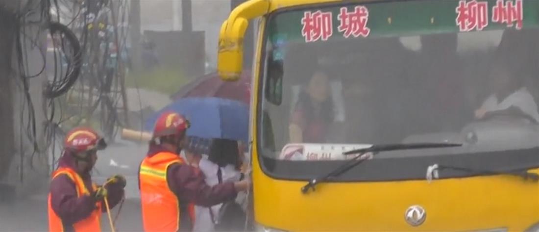Λεωφορείο κόλλησε σε πλημμυρισμένο δρόμο (βίντεο)