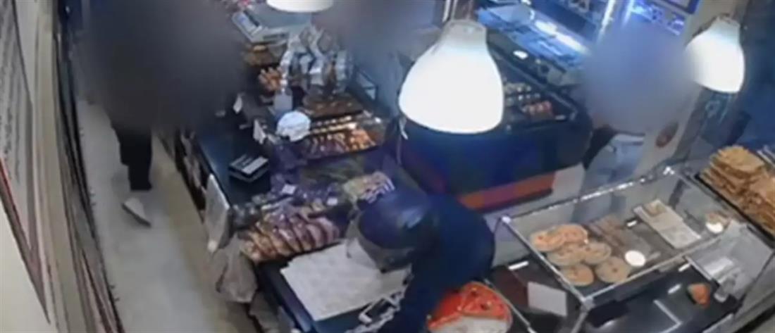 Ληστεία σε φούρνο: Κόλλησαν το όπλο στο κεφάλι υπαλλήλου (βίντεο ντοκουμέντο)