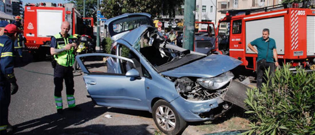 Αυτοκίνητο “καρφώθηκε” σε κολώνα στην Συγγρού