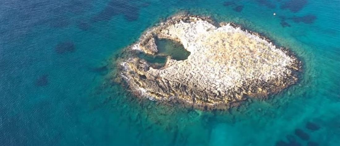Νησί με φυσική πισίνα σε απόσταση… “αναπνοής” από την Αθήνα (βίντεο)