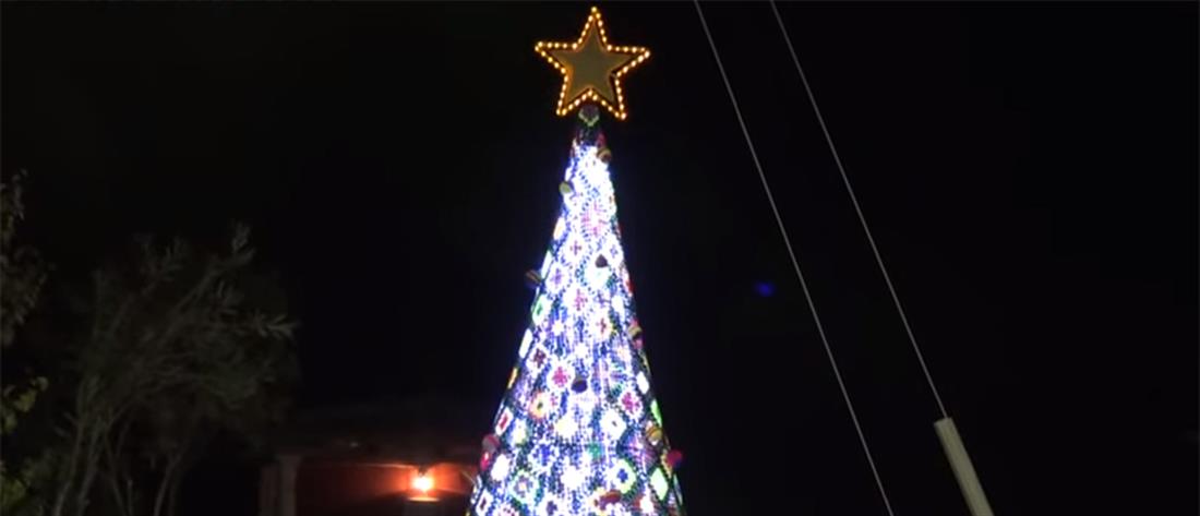 Το πιο πρωτότυπο χριστουγεννιάτικο δέντρο στολίστηκε στην Ζάκυνθο (βίντεο)