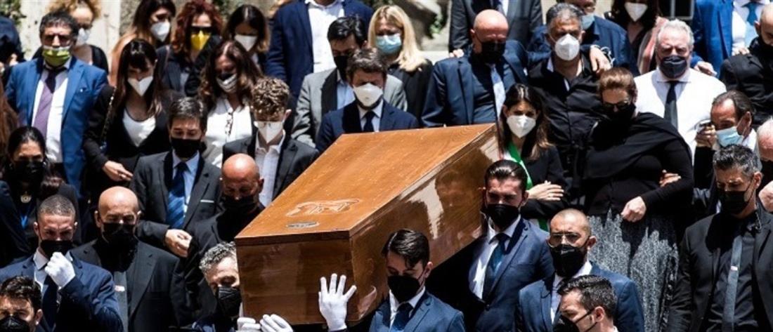 Ραφαέλα Καρά: Χιλιάδες κόσμου στην κηδεία της 