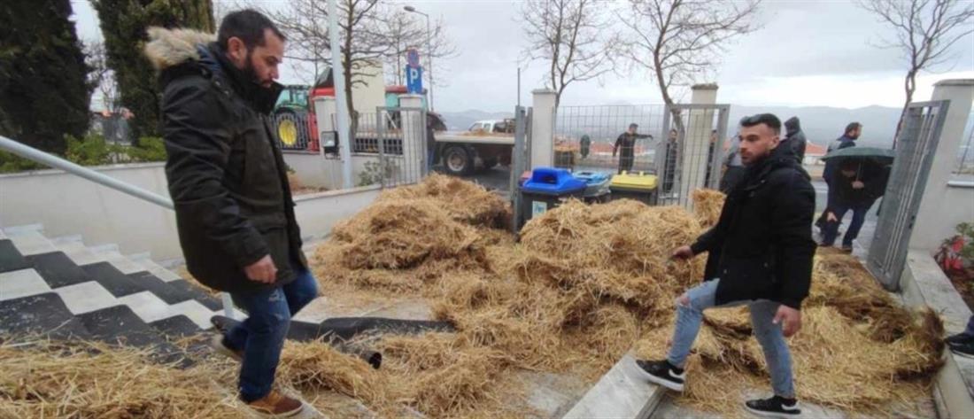 Αγρότες πέταξαν άχυρα και κοπριά στο κτήριο της Περιφέρειας Δυτικής Μακεδονίας (βίντεο)