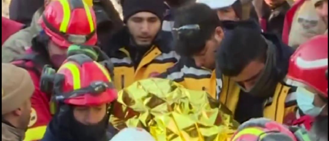 Σεισμός στην Τουρκία: Άνδρας ανασύρθηκε ζωντανός μετά από 149 ώρες στα συντρίμμια (βίντεο)