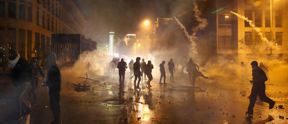 Βυθισμένη στο χάος των διαδηλώσεων η Βηρυτός (εικόνες)