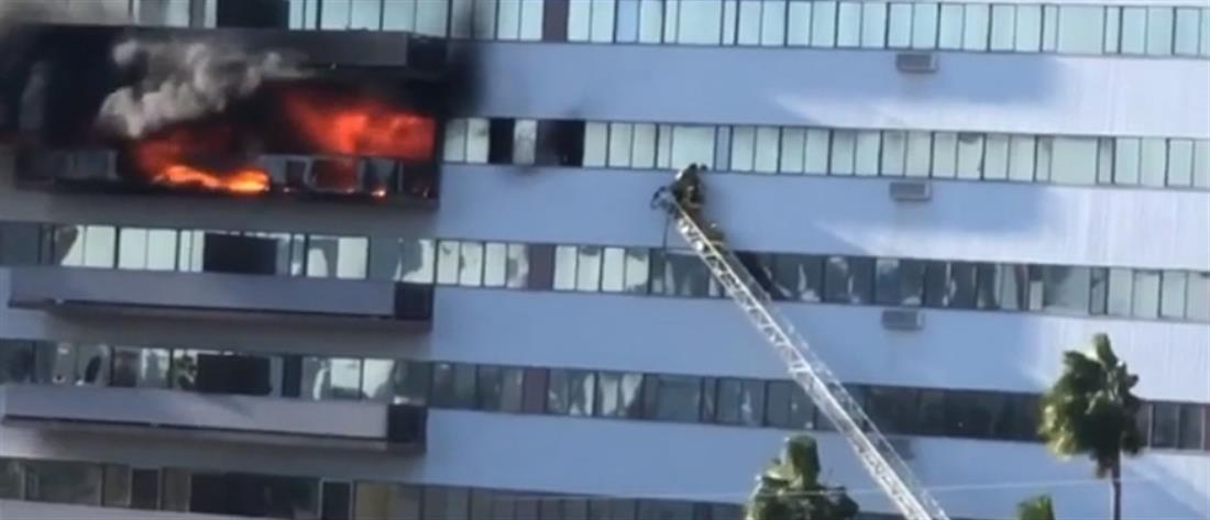 Στις φλόγες κτήριο 25 ορόφων (βίντεο)