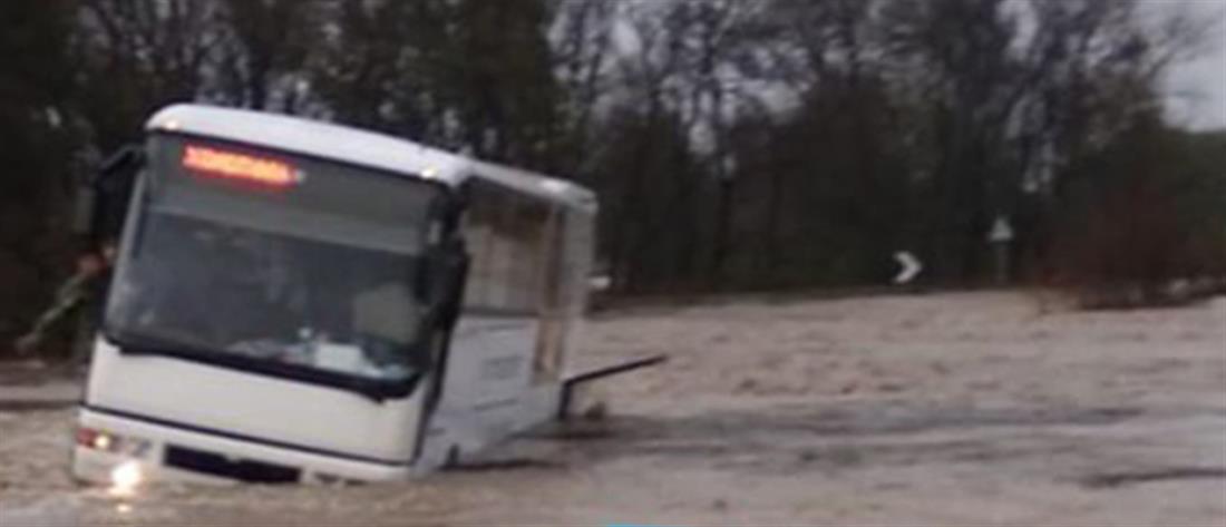 Μαθητικό λεωφορείο ακινητοποιήθηκε σε νερά (εικόνες)